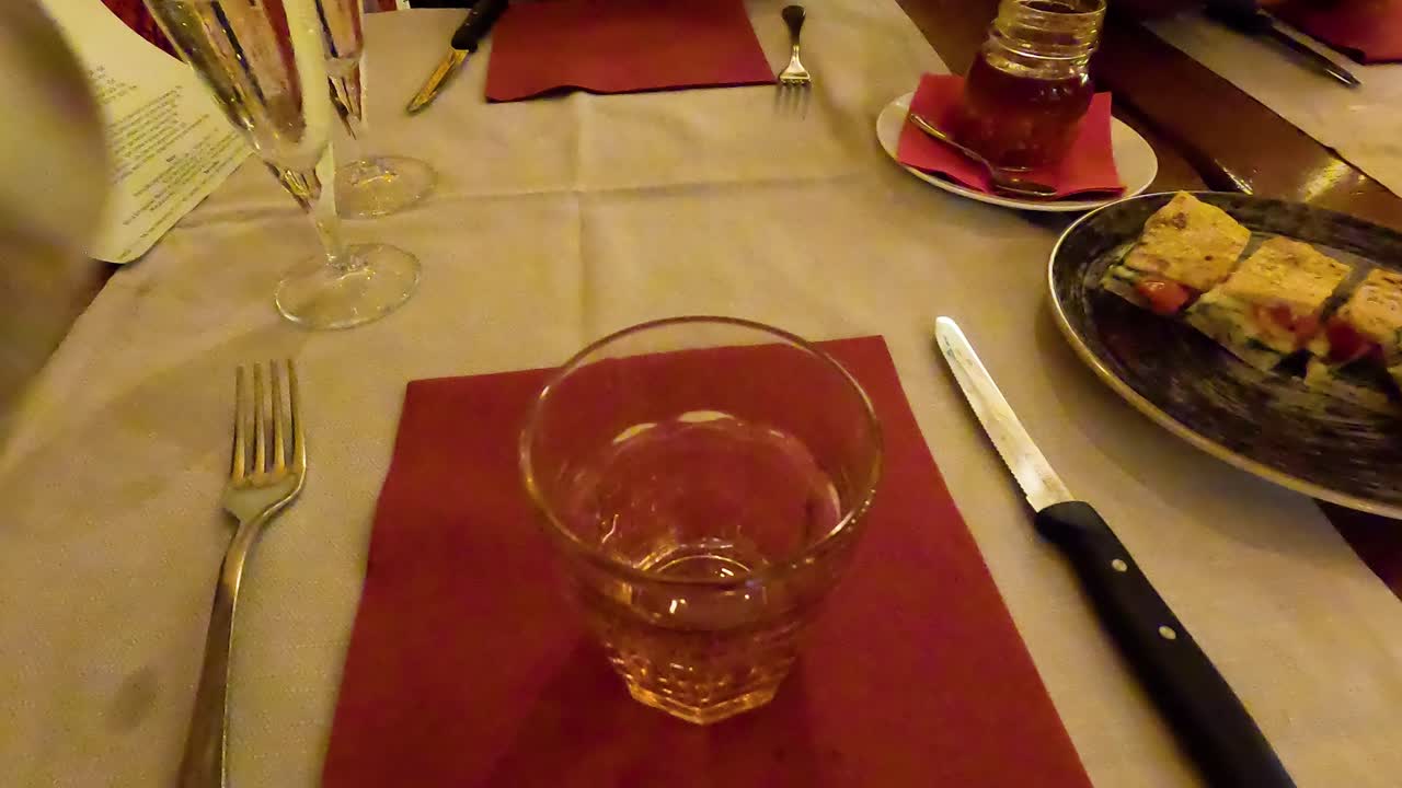 손으로 유리잔에 물을 부는 것