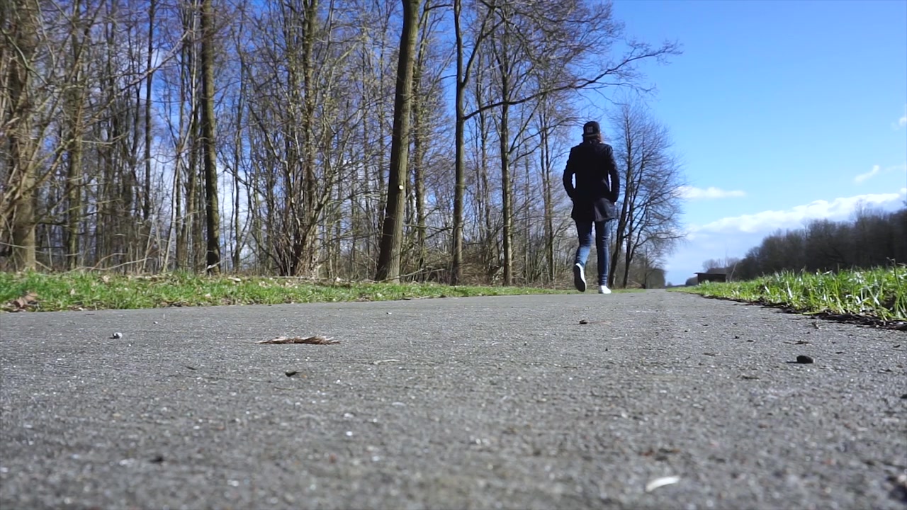 In una giornata di sole una ragazza sta facendo una passeggiata