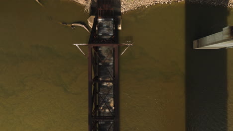 Top-View-Of-An-Old-Railroad-Bridge-Over-White-River-In-Twin-City-Riverfront-Park,-Arkansas,-USA