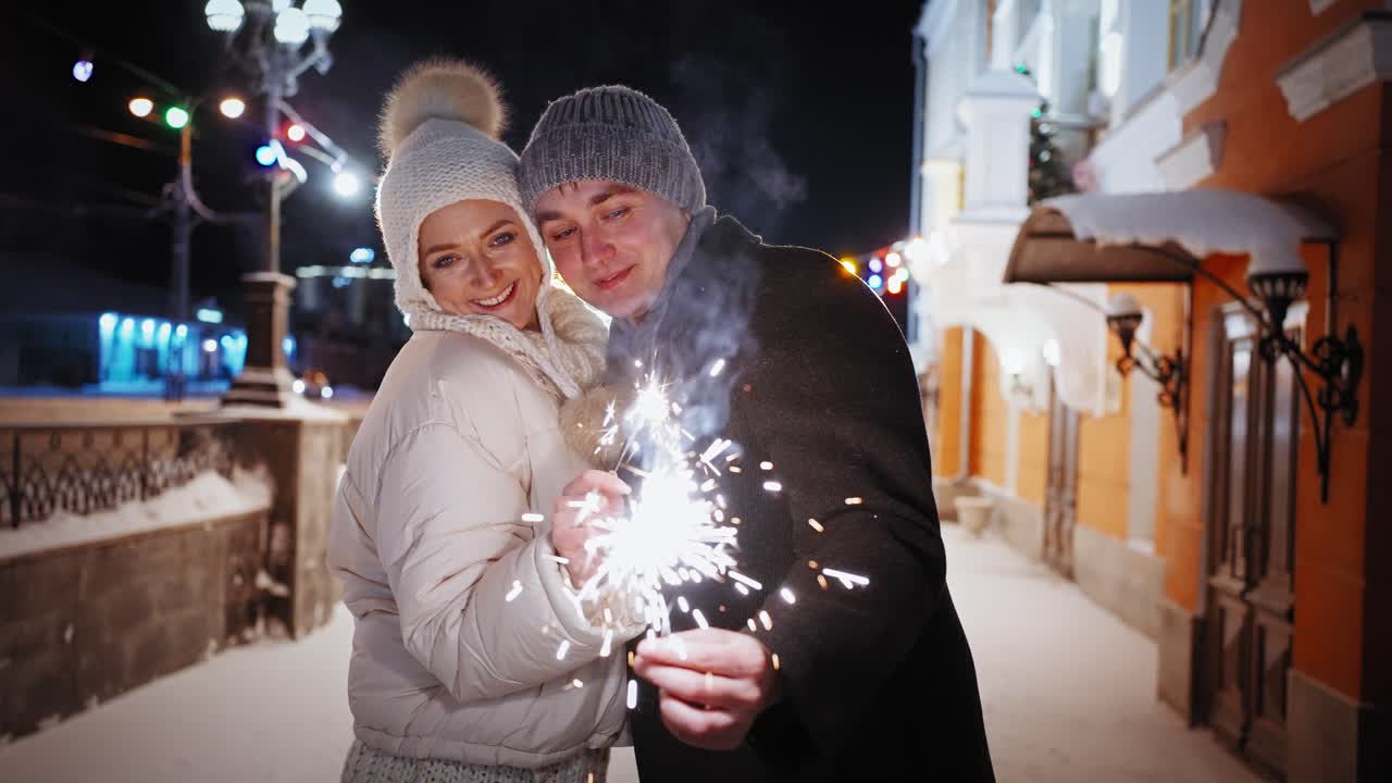 Coppia che festeggia Capodanno in città