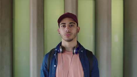 retrato de un hombre hispano confiado que busca un estudiante serio con auriculares