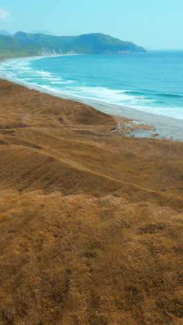 paisaje costero con dunas y vistas al océano