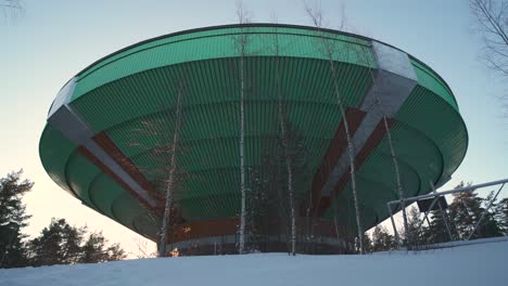 Wasserturm-In-Einer-Verschneiten-Umgebung