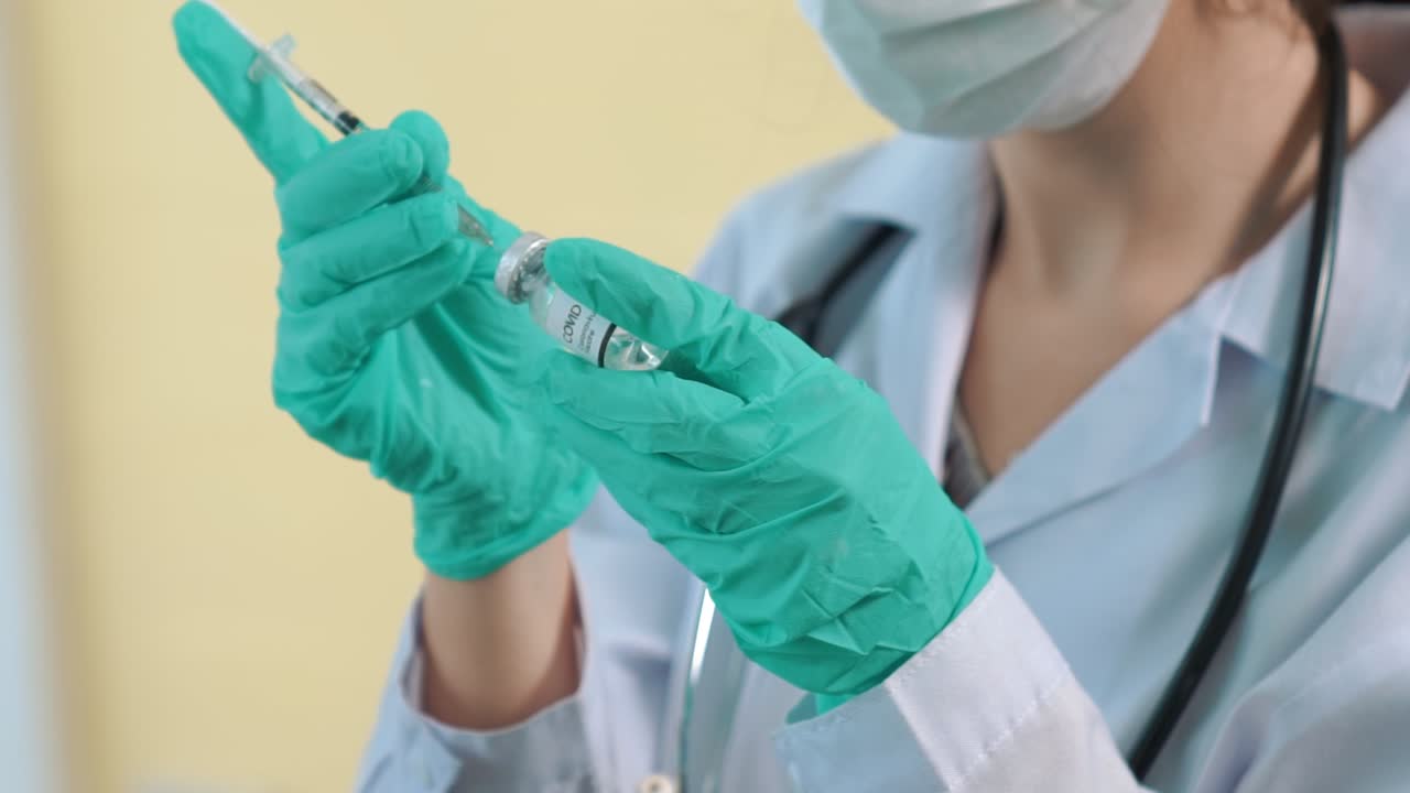 опытный врач хорошо подготовил вакцину перед инъекцией