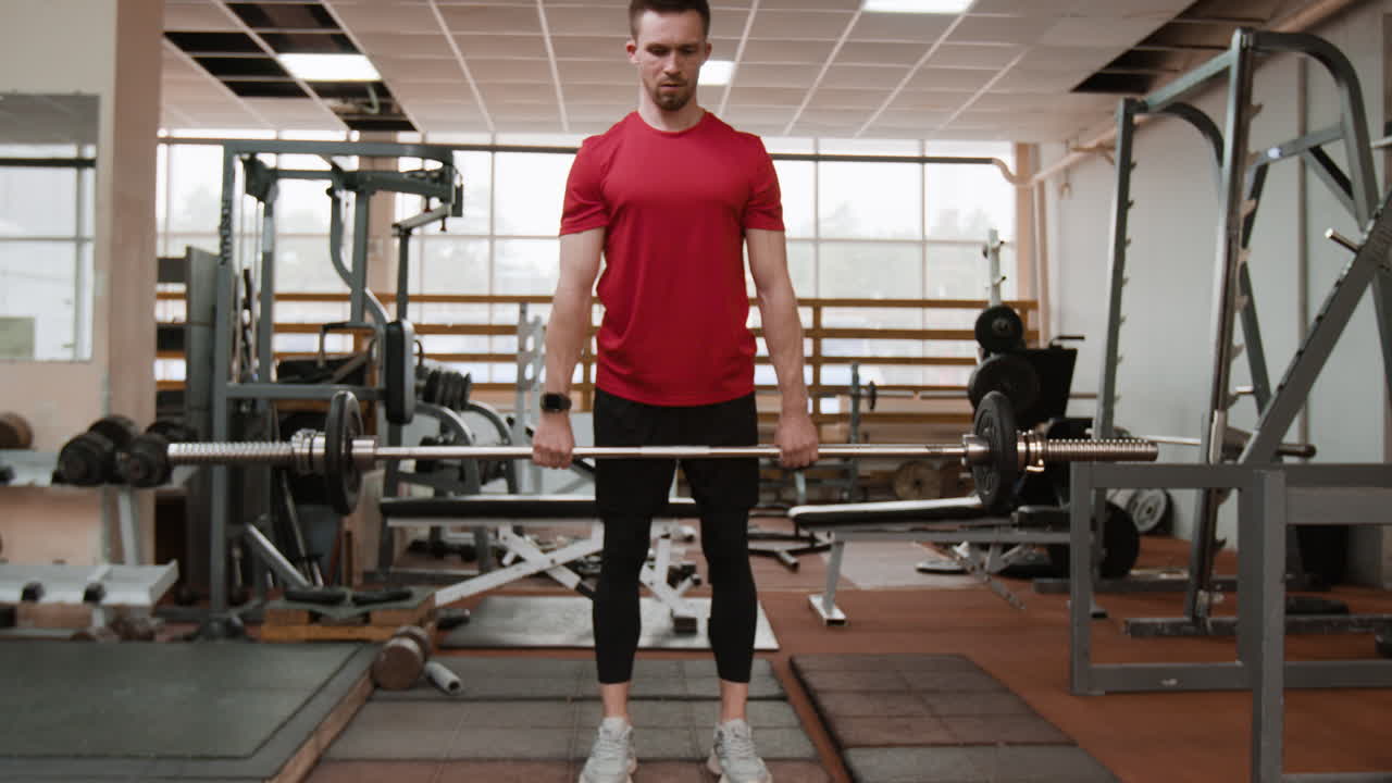 hombre realizando levantamientos en un gimnasio