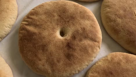Authentisches-Marokkanisches-Frisches-Brot,-Im-Vintage-Stil-Zubereitet:-Eine-Reise-In-Traditionelle-Kulinarische-Köstlichkeiten