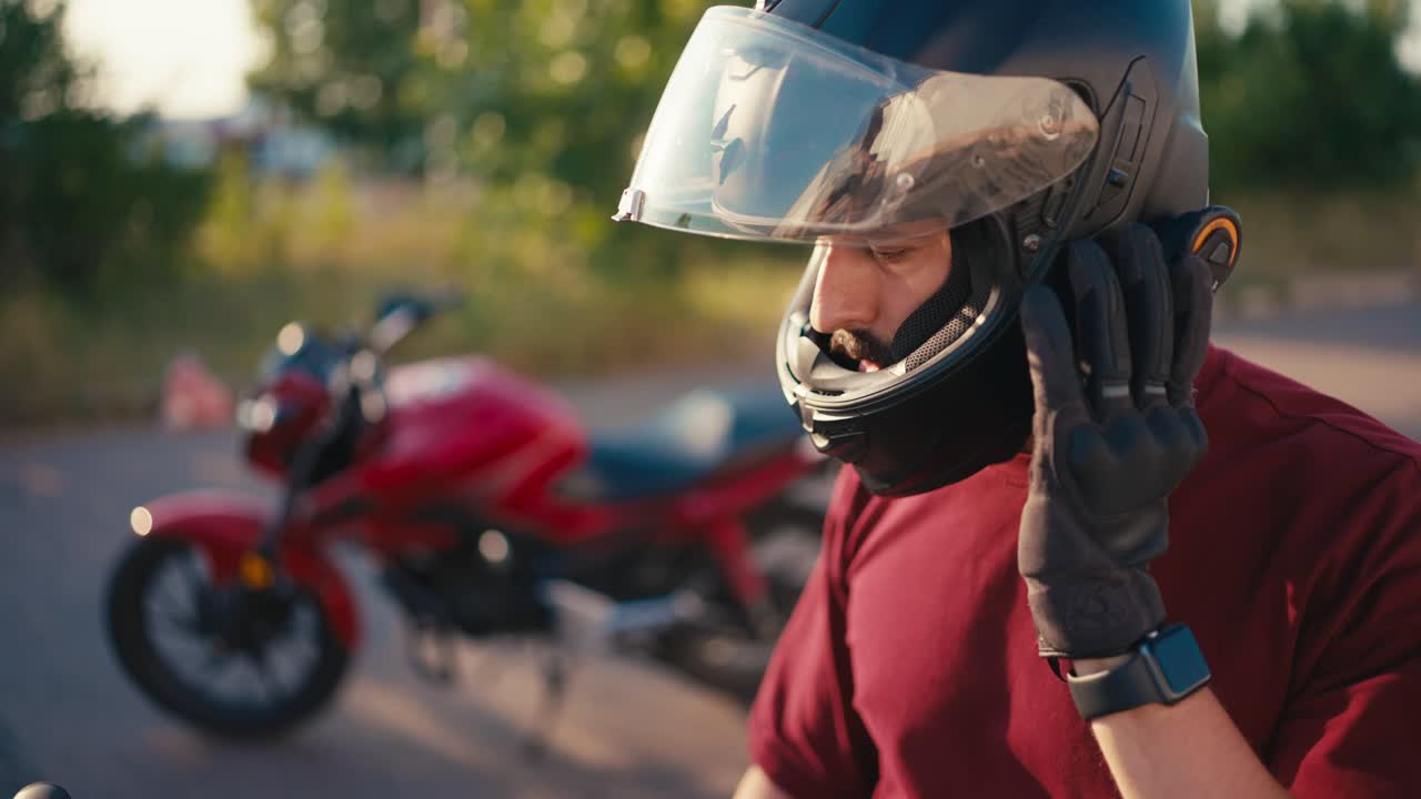 toma de primer plano de un motociclista con casco comunicándose con otro motociclista usando auriculares con casco. expertos en motociclismo se comunican