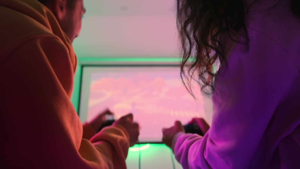 amigos jugando videojuegos