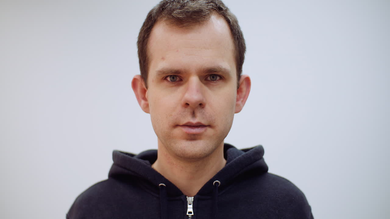 hombre con síntomas de coronavirus con máscara protectora