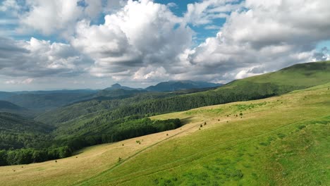 imágenes aéreas de las montañas en sinaia, rumania