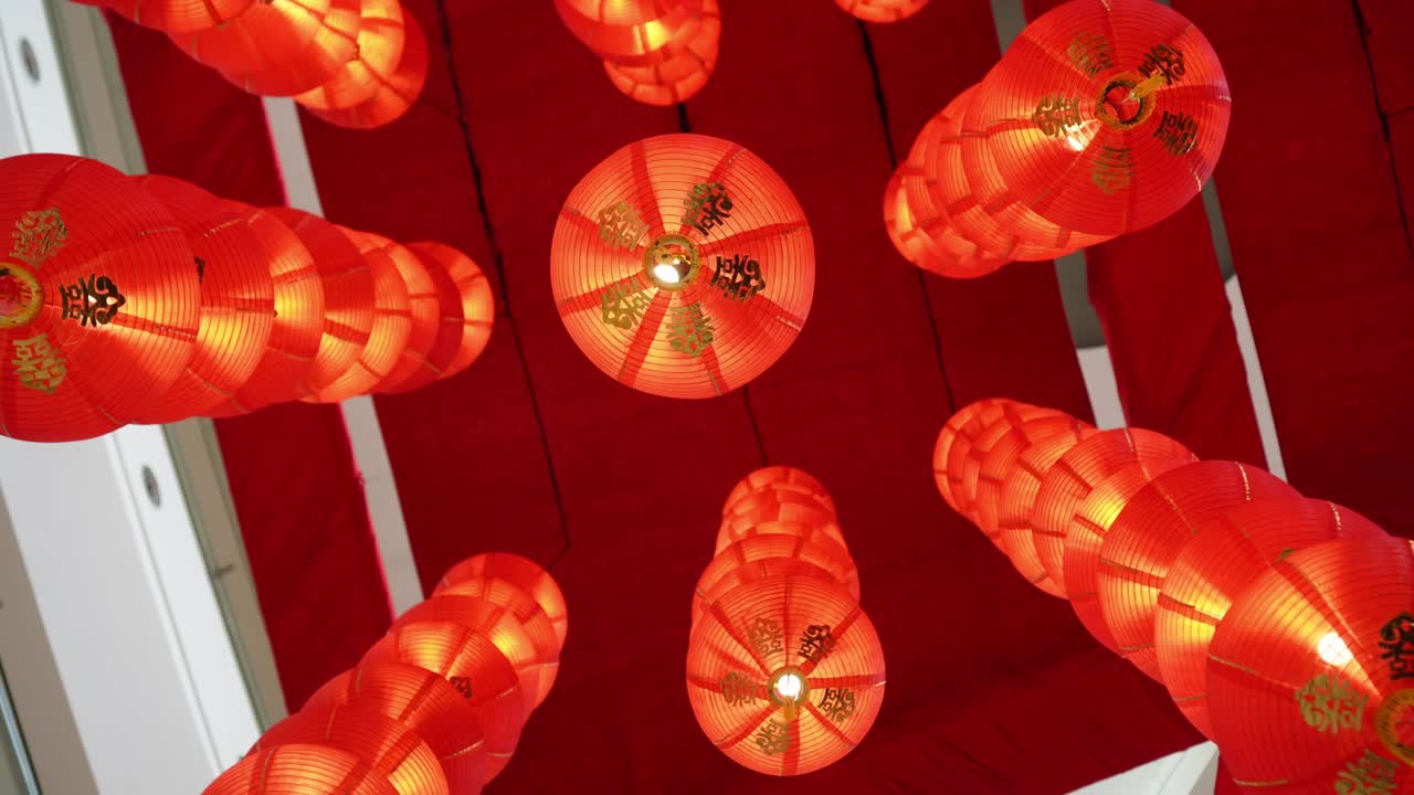 rotación y vista hacia arriba fila de linterna roja colgar