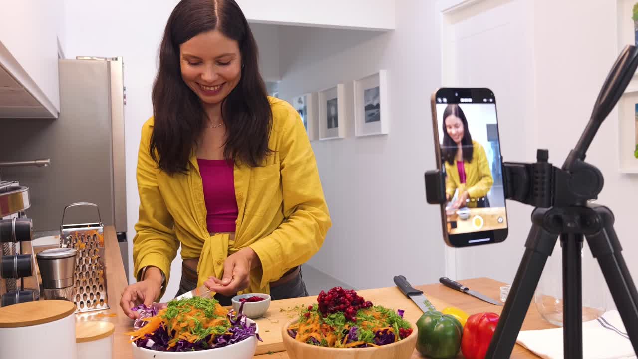 mujer cocinando una ensalada saludable - tutorial de cocina en línea
