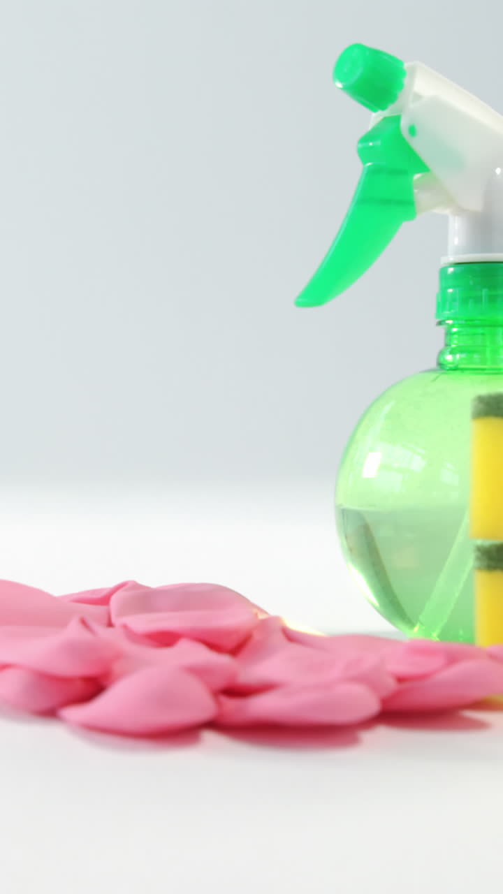 청소 스폰지, 장갑 및 스프레이 병