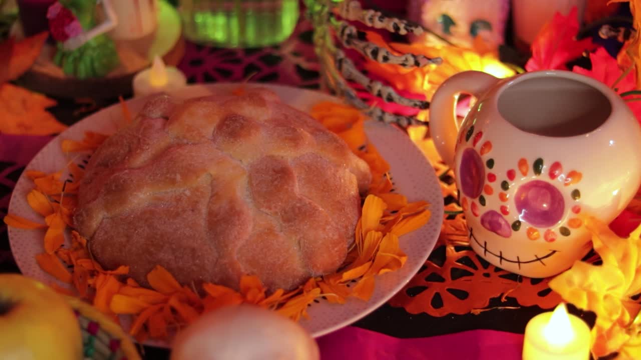 ofrenda de pan en el altar decorado día de los muertos con velas
