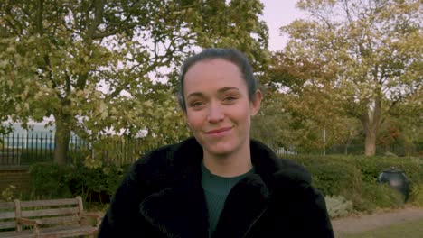 Mujer-Sonriendo-A-La-Cámara-En-El-Día-En-Un-Parque