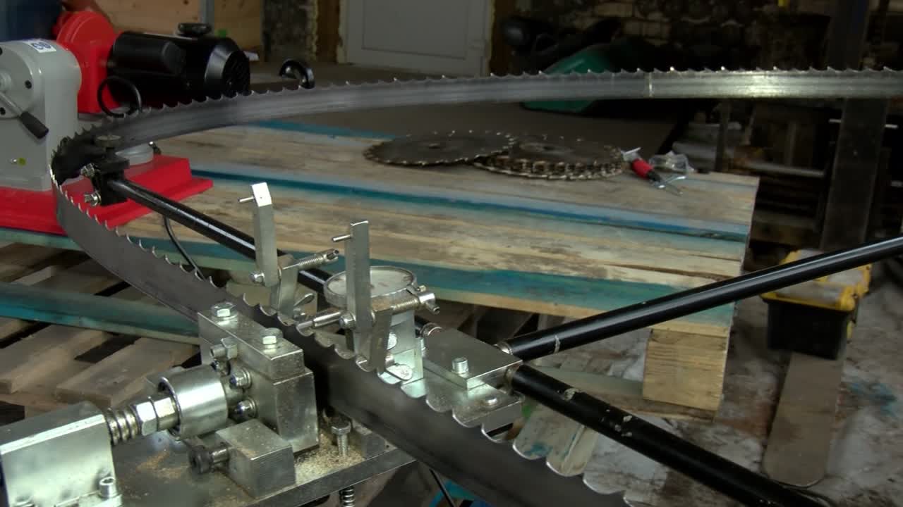 la sierra de cinta se afila automáticamente