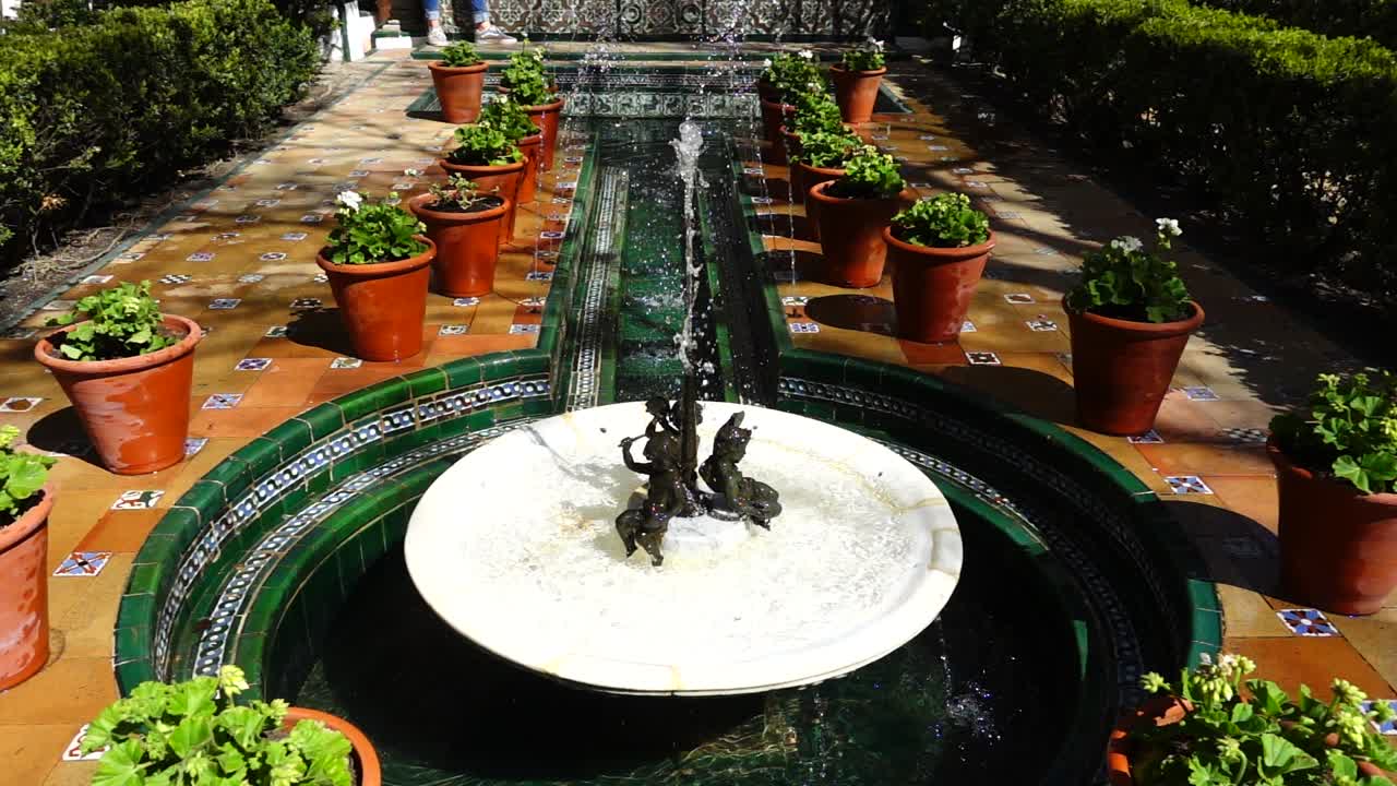 La fuente en el patio de la casa-museo de Sorolla. Cámara lenta. Grabación en Madrid.