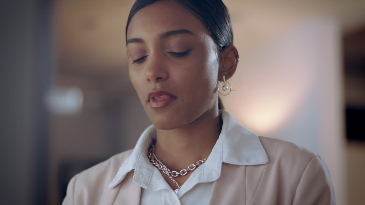 mujer india, trabajo nocturno y soplar la nariz