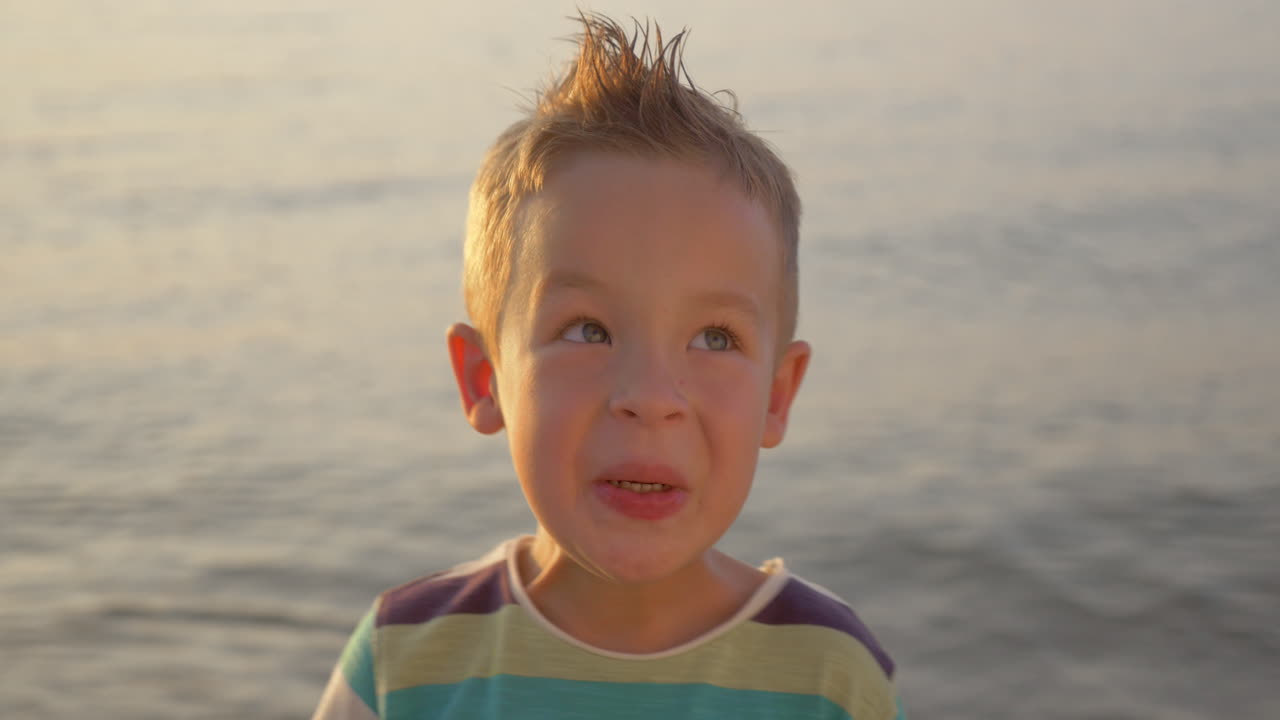 행복한 어린 아이와 바다