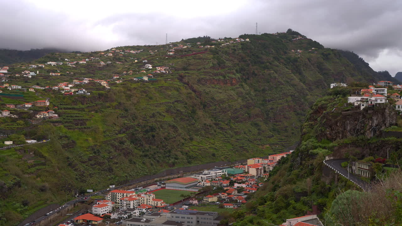 vista panorámica de una ciudad montañosa en madeira, portugal