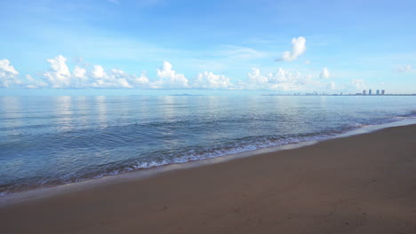 當太陽開始落下時,海浪輕輕地<unk>在沙灘上