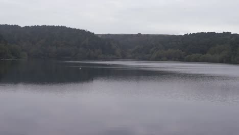 Embalse-En-Yorkshire-Extensión-De-Agua-Con-árboles-Toma-Panorámica-Amplia