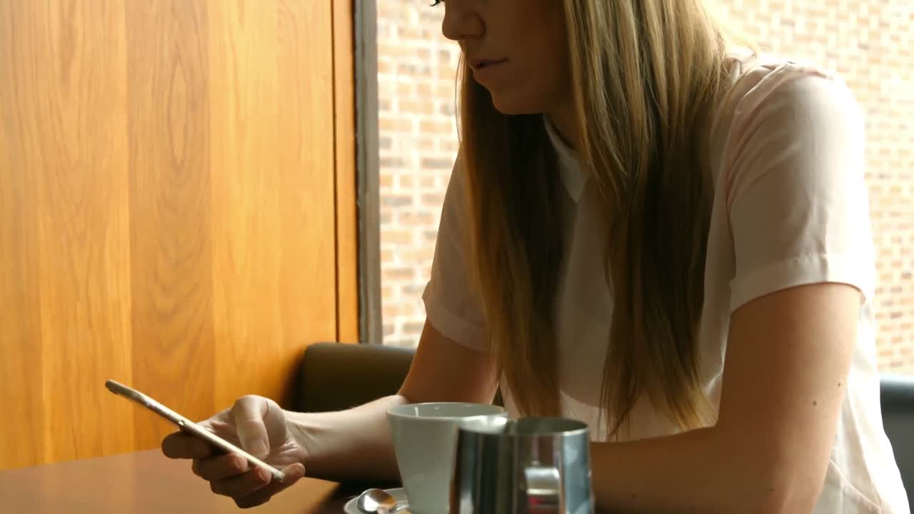 Pretty woman usando il suo smartphone