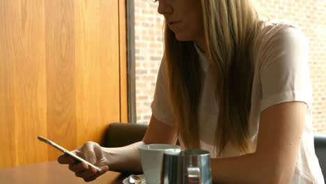 mujer bonita usando su teléfono inteligente