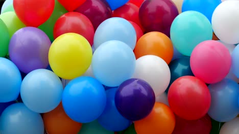 balones de helio de colores festivos.