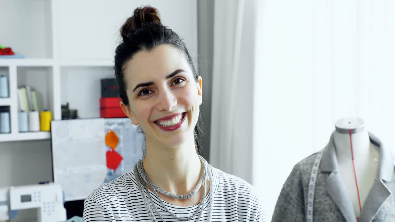 retrato de una diseñadora de pie con los brazos cruzados 4k