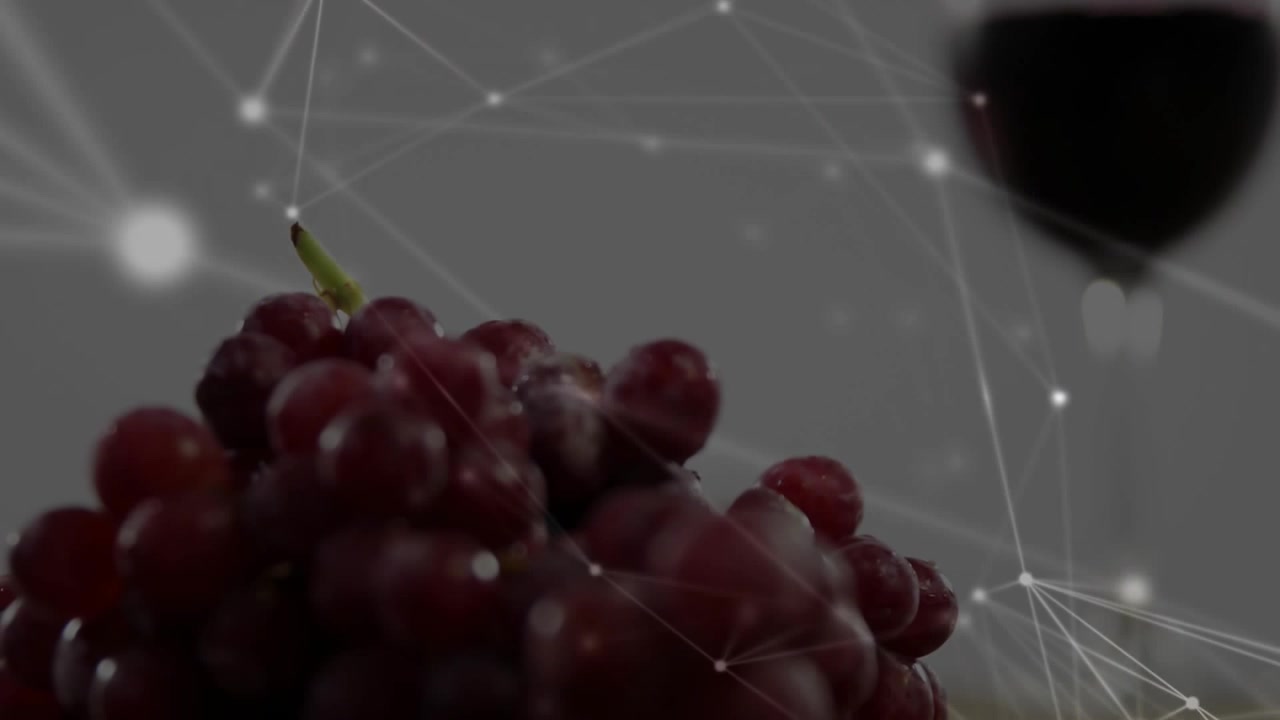 Un grappolo d'uva rossa che si sposta in avanti mentre una rete nodale scorre verso destra, mostrando acini lucidi.