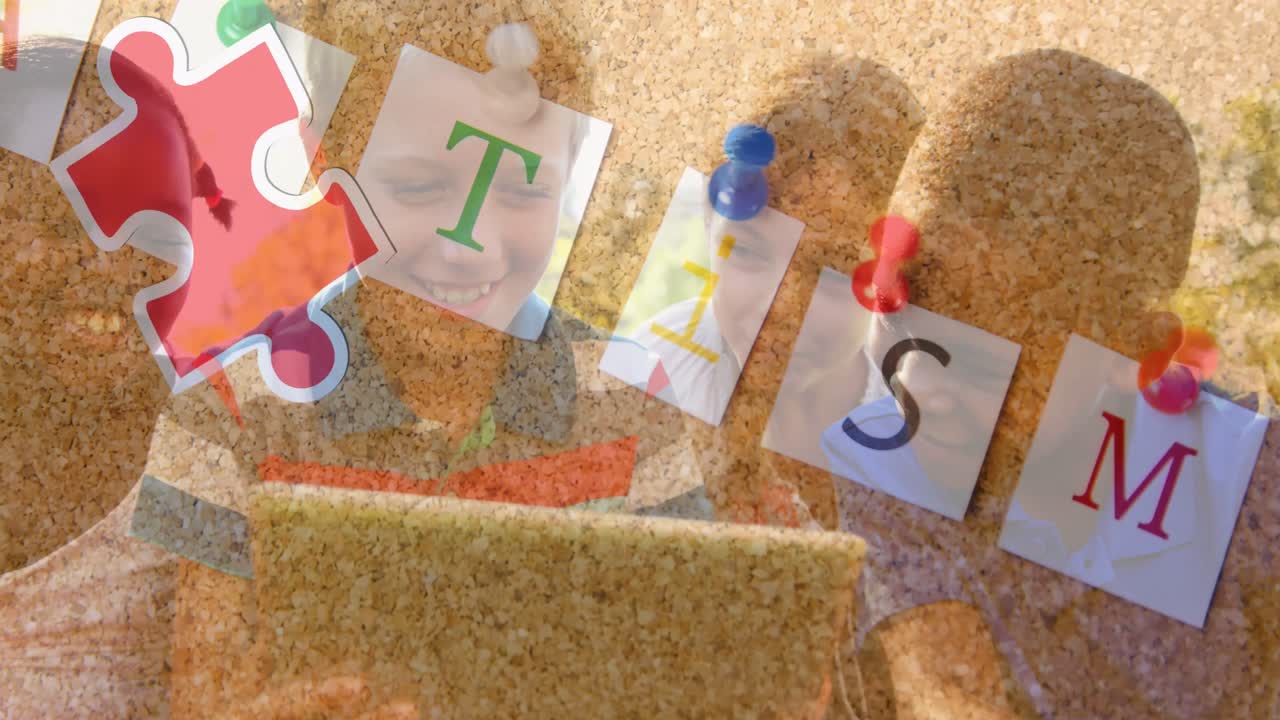 태블릿을 사용하는 어린이들에 대한 다채로운 퍼즐 조각과 자폐증 텍스트의 애니메이션
