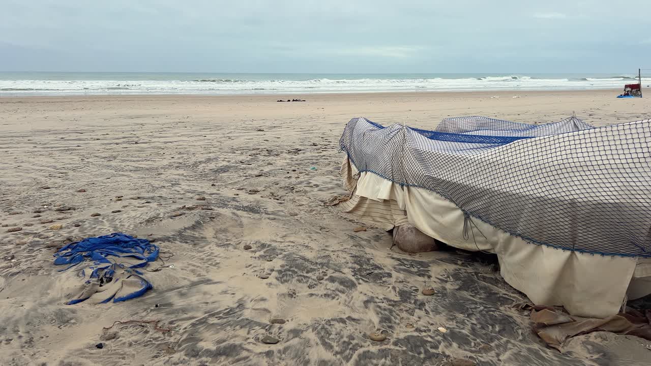 круговой вид детали лодки, оставленной на берегу, защищенной от погодных условий