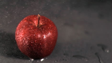 agua rociada en la manzana en súper cámara lenta