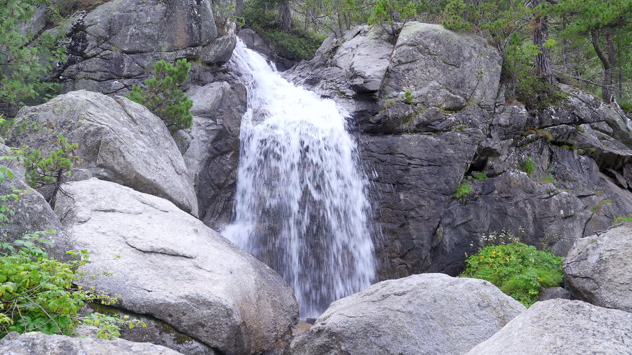 계곡을 가로질러 흐르는 강의 폭포