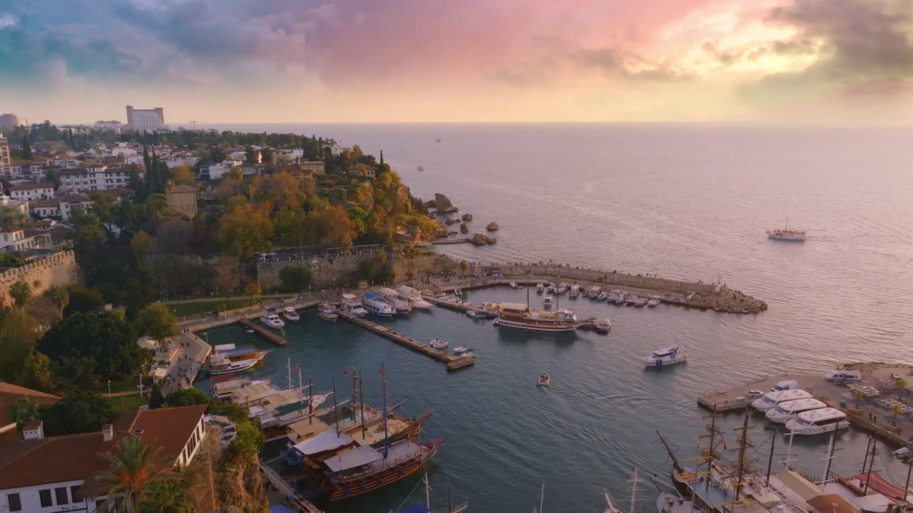 vista del atardecer en el puerto de antalya