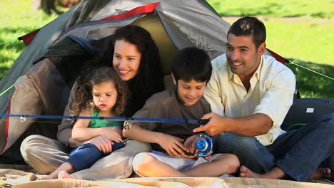 Familia-Feliz-Pescando-Frente-A-La-Tienda