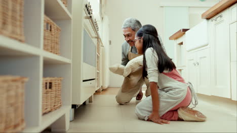 horno, horneado y anciano con niña