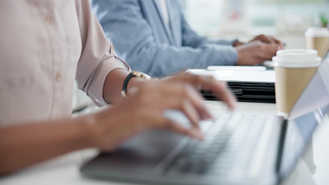 rush, computadora portátil y una mujer negra de negocios escribiendo