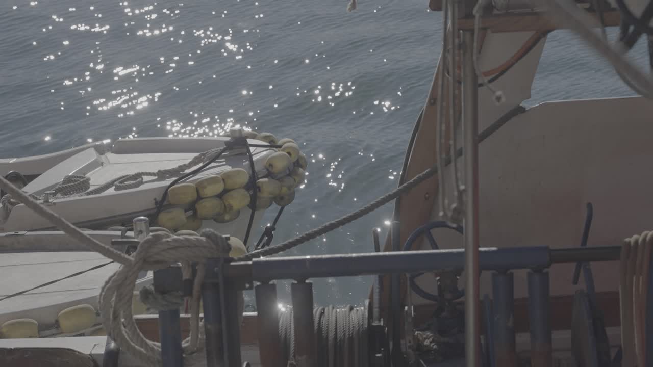 barcos de pesca y el mar de fondo