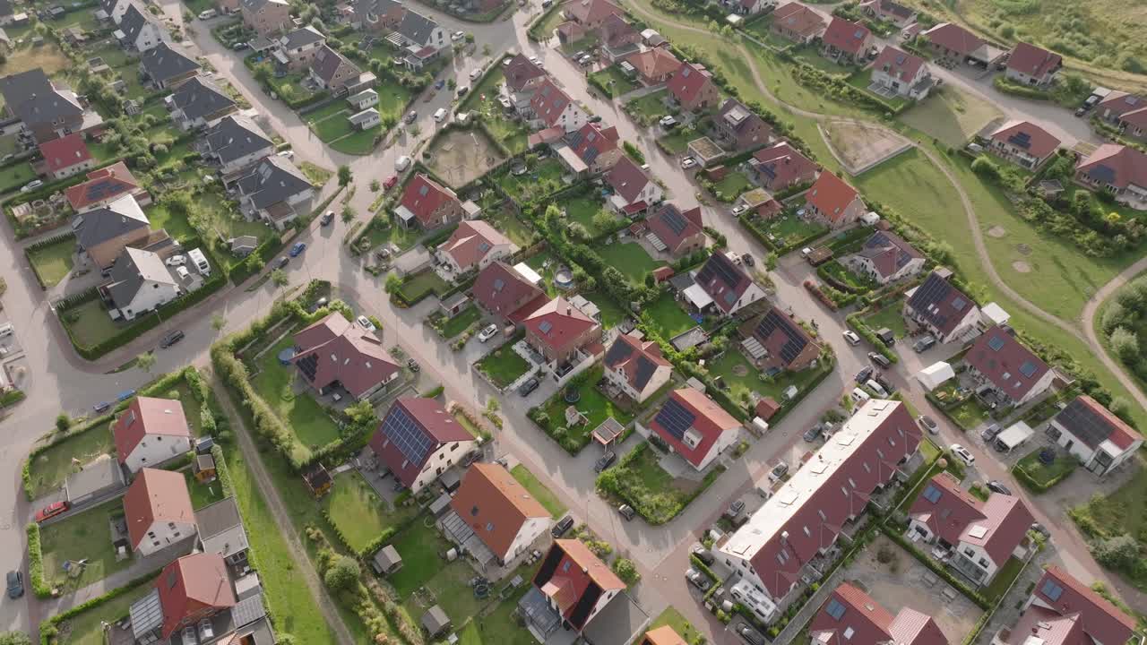 Vista aerea di un quartiere residenziale con case e spazi verdi