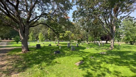 Grünes-Gras-Und-Grabsteine-Im-Schatten-Auf-Dem-Mountain-View-Cemetery,-Ashland,-Oregon