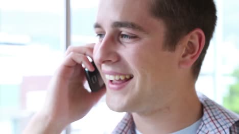 hombre de negocios casual sonriendo y hablando por teléfono