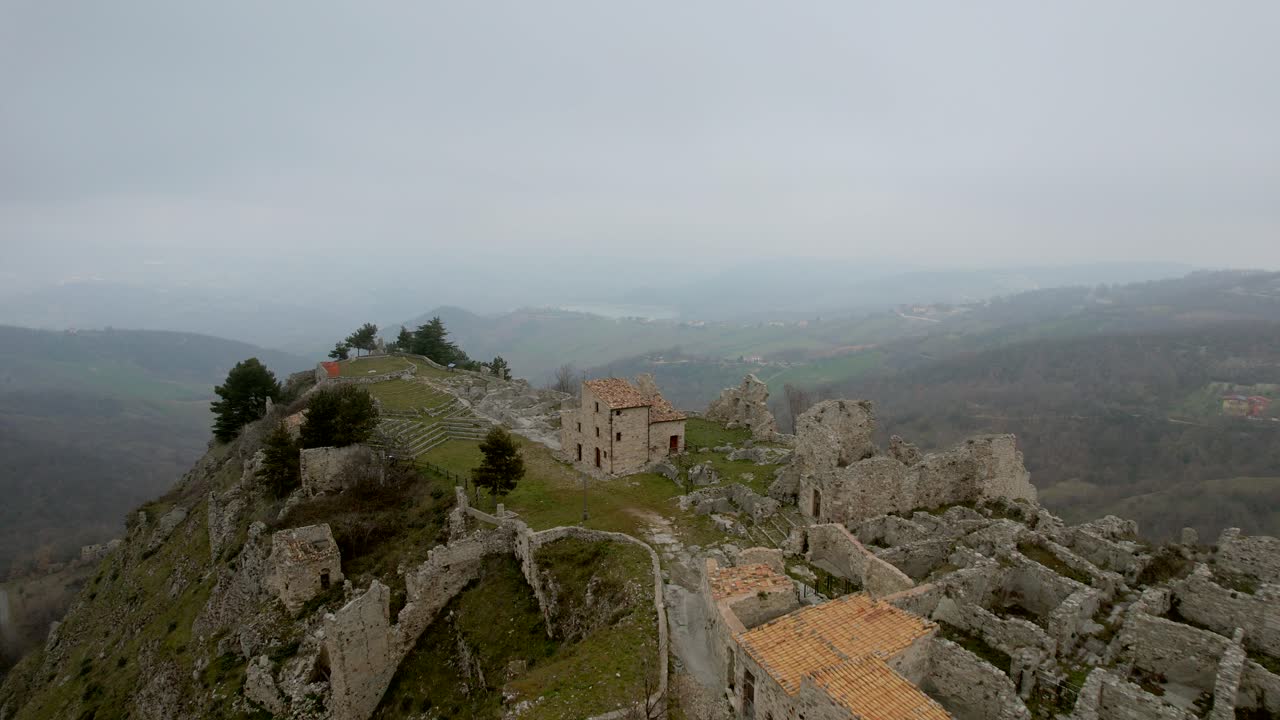 Questo è un video aereo dell'antico borgo di Gessopalena in Italia-2