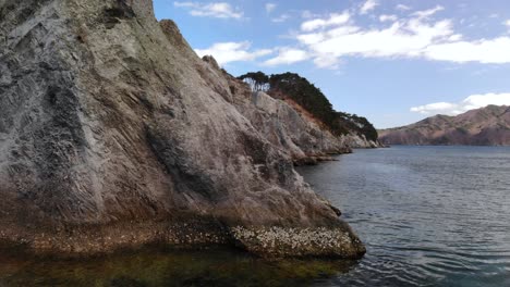 Lenta-Revelación-Lateral-Aérea-De-Hermosas-Rocas-En-La-Playa-De-Jodagahama-En-Japón