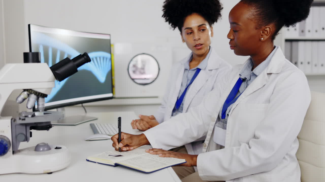 Scienziato, lavoro di squadra e assistente di laboratorio che scrive