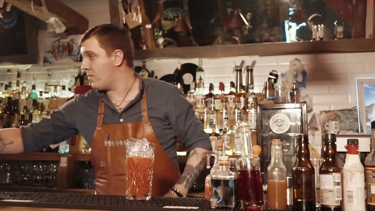 un camarero preparando cócteles en un bar
