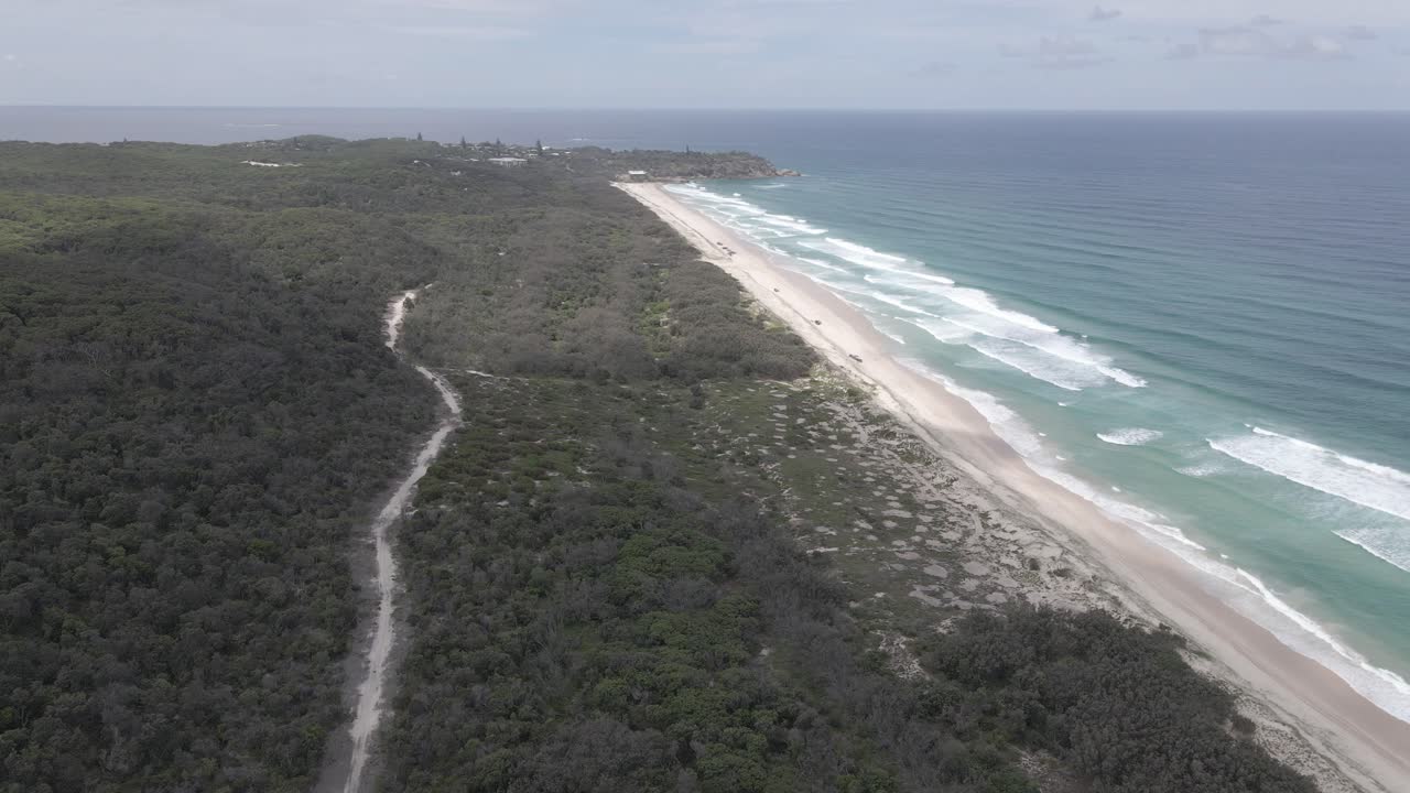bosque verde en la reserva natural en la isla de stradbroke del norte - pista en el punto de observación, queensland, australia