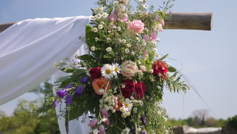 Vista-Cercana-De-Decoraciones-Florales-De-Boda-Con-Flores-En-Colores-Pastel-Descoloridos