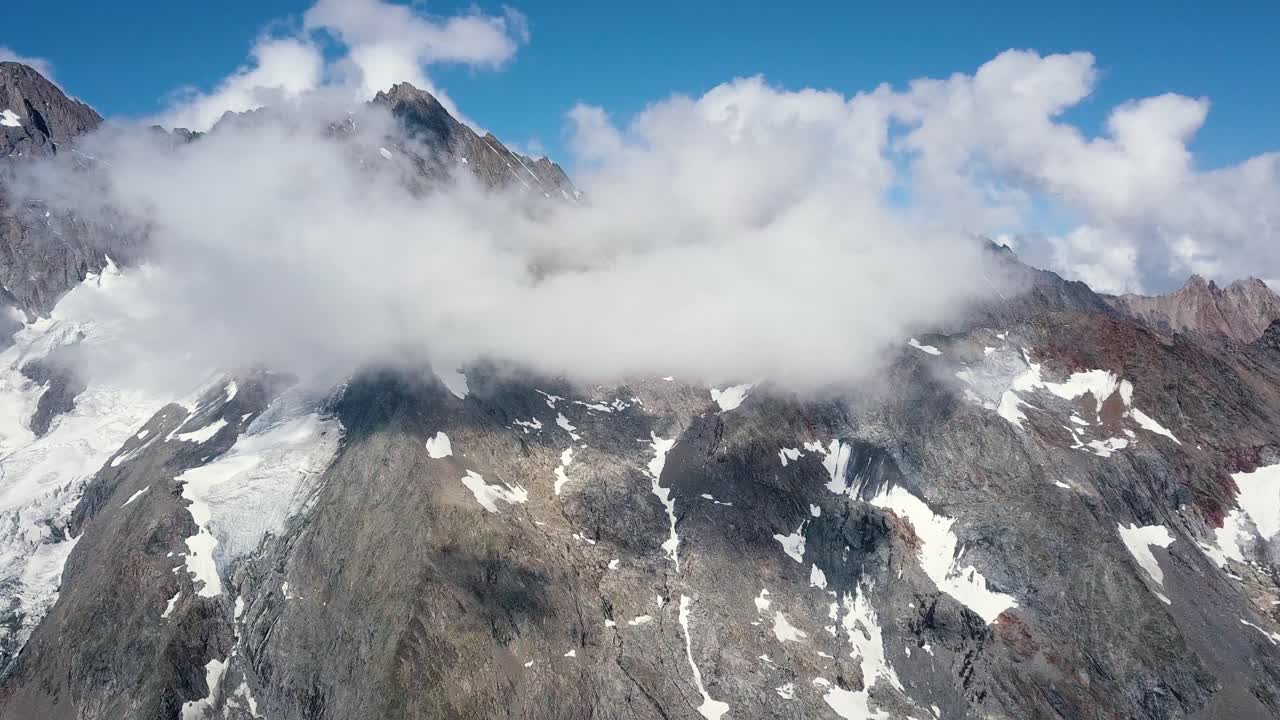 dolly aéreo en una montaña en una cordillera en los alpes suizos en verano cerca de grindelwald